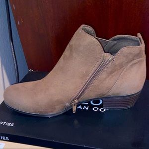 Arizona Booties women’s size 8.5 Boots